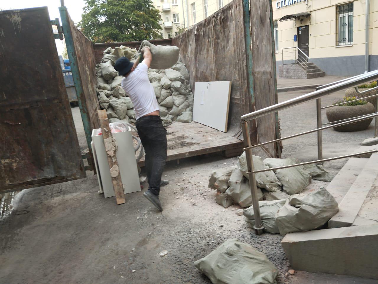 Заброс мешка в контейнер