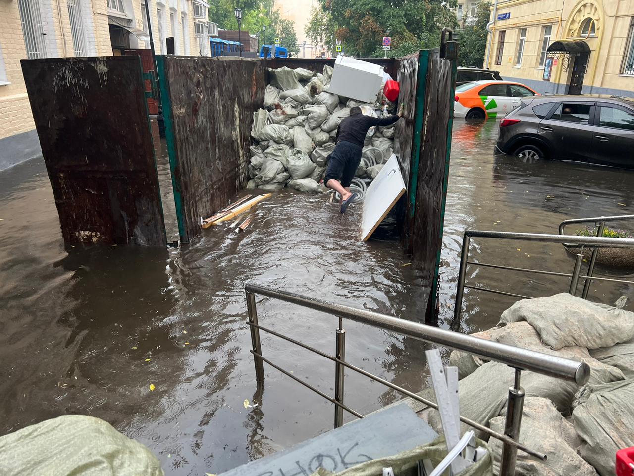 Работа лопатой у контейнера