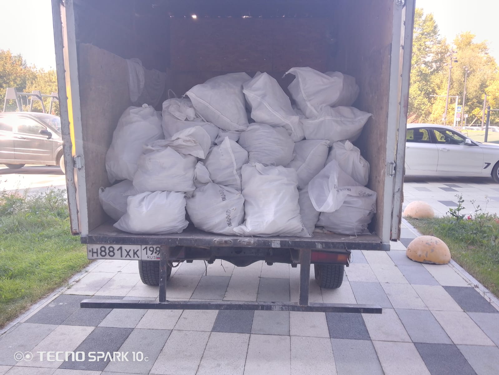 Газель, полная мешков, у подъезда