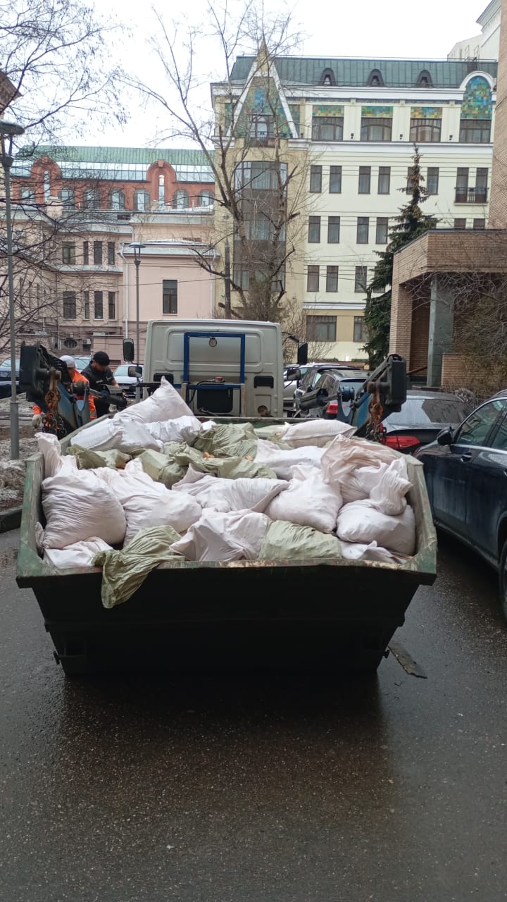 Контейнер с мешками и манипулятор