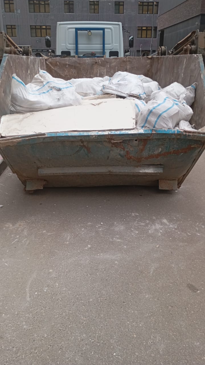 Контейнер с мешками и холодильником