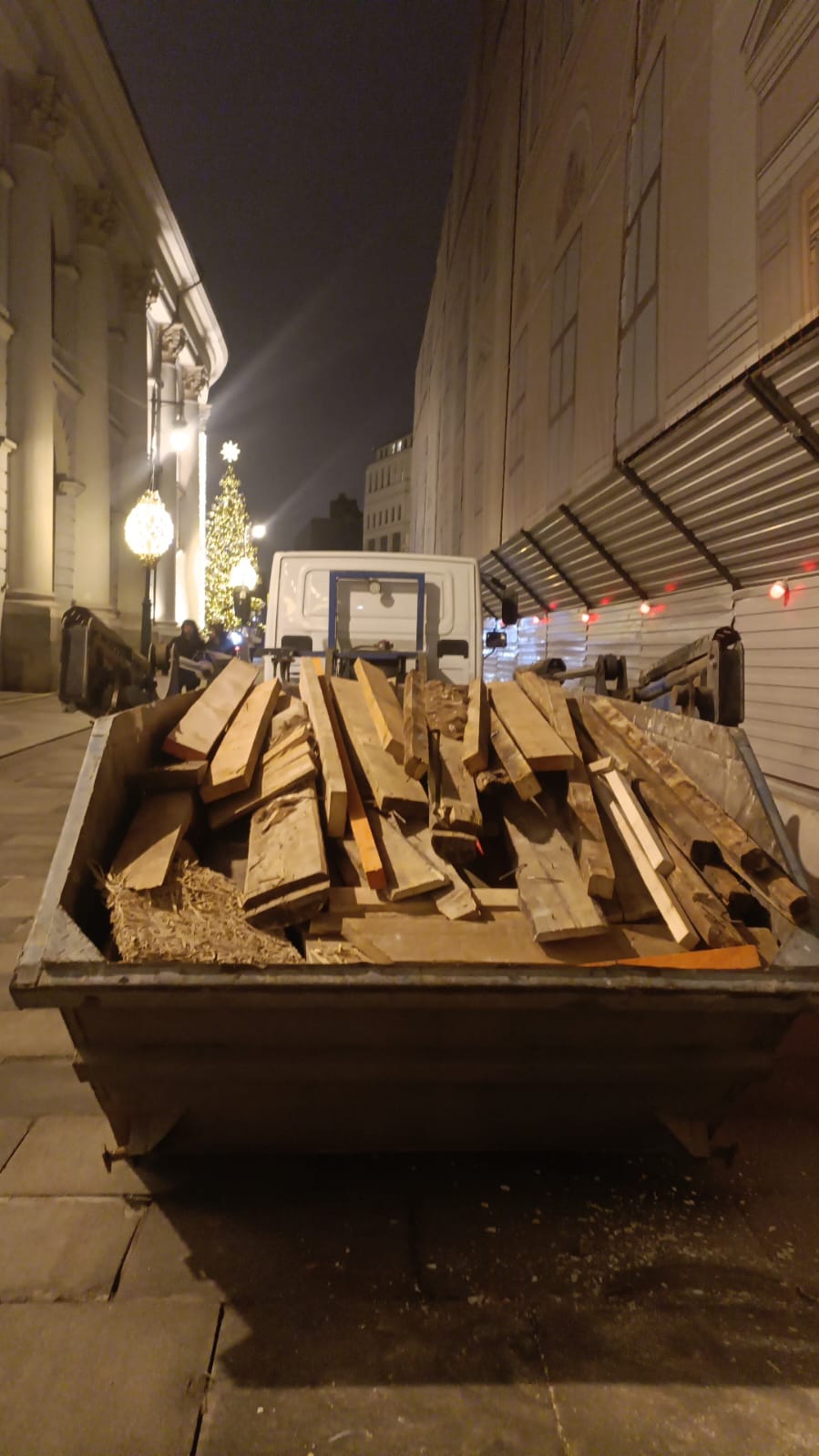 Ночной контейнер с дровами